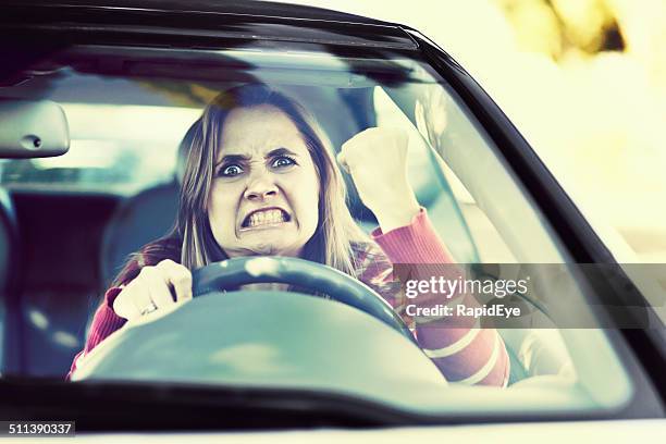 gestalten sie, dass sie eine frau fahrer shakes faust durch die windschutzscheibe - trotzanfall stock-fotos und bilder