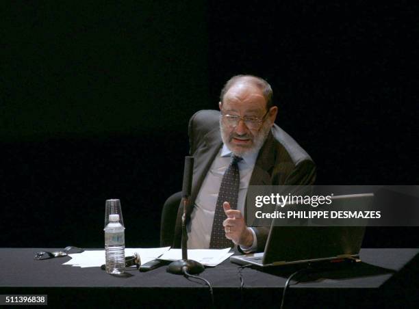 Le romancier, essayiste et professeur italien, Umberto Eco s'exprime le 26 mai 2004 à la Bibliothèque nationale de France à Paris, lors d'une série...
