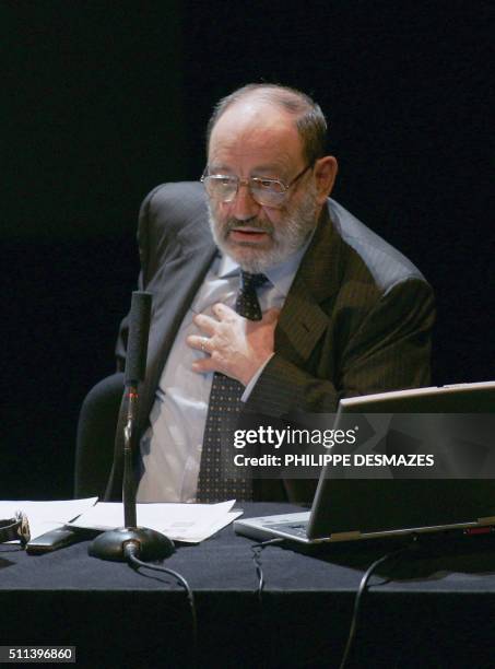 Le romancier, essayiste et professeur italien, Umberto Eco s'exprime le 26 mai 2004 à la Bibliothèque nationale de France à Paris, lors d'une série...