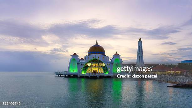 masjid selat mosque in melaka ( salengor ; malaysia ) - masjid selat melaka stock pictures, royalty-free photos & images