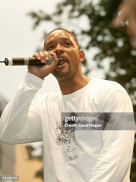 Actor Will Smith performs live at the UK Premiere of "I, Robot" at Odeon Leicester Square on August 4, 2004 in London.