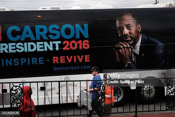 Republican presidential candidate Ben Carson visits voters in a restaurant during the Republican presidential primary on February 20, 2016 in...