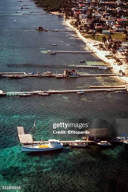 san pedro, ambergris caye, belize - san pedro photos et images de collection