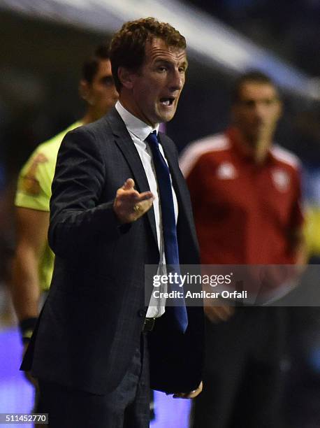 Rodolfo Arruabarrena coach of Boca Juniors gives instructions to his players during the 4th round match between Boca Juniors and Newell's Old Boys as...