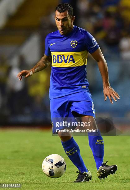 Carlos Tevez of Boca Juniors drives the ball during the 4th round match between Boca Juniors and Newell's Old Boys as part of the Torneo Transicion...