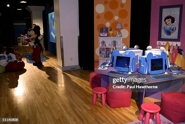 Disney Dream Desk Pc Photos and Premium High Res Pictures - Getty Images
