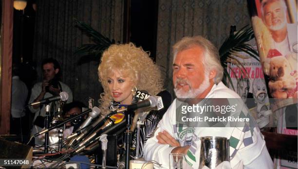 DOLLY PARTON AND KENNY ROGERS AT A PRESS CONFERENCE.