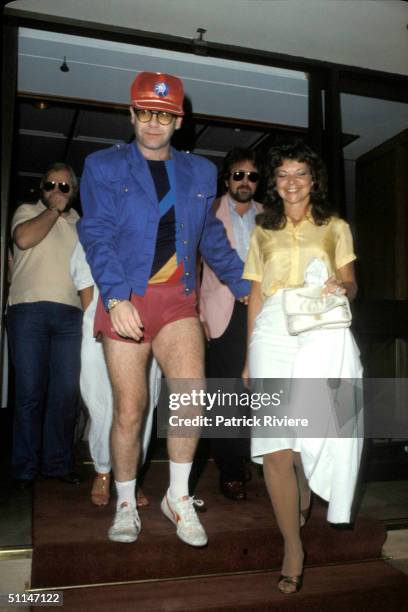 - ELTON JOHN AND RENATE BLAUEL AFTER THE WEDDING IN SYDNEY ON SAINT VALENTINE'S DAY .