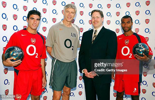 Jose Antonio Reyes, Manager Arsene Wenger, O2 UK CEO Dave McGlade and Ashley Cole pose at the announcement that O2 has extended their sponsorship of...