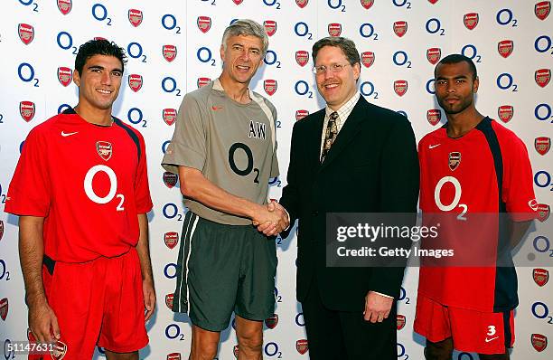Jose Antonio Reyes, Manager Arsene Wenger, O2 UK CEO Dave McGlade and Ashley Cole pose at the announcement that O2 has extended their sponsorship of...