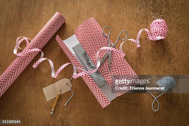 gift wrapping on wood table - cadeau noel stock pictures, royalty-free photos & images