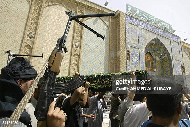 The coffin of a militiaman of radical Shiite Muslim cleric Moqtada Sadr's Mehdi Army killed during clashes with US troops in the holy Shiite city of...