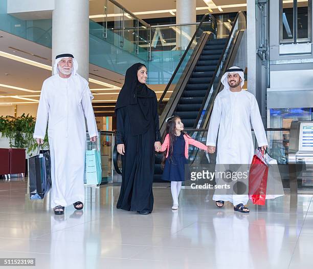 arabian famiglia in centro commerciale - generations arab foto e immagini stock