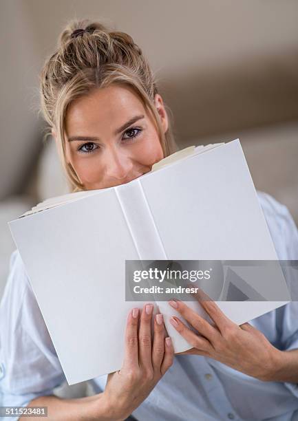 frau hält ein buch - holding magazine stock-fotos und bilder