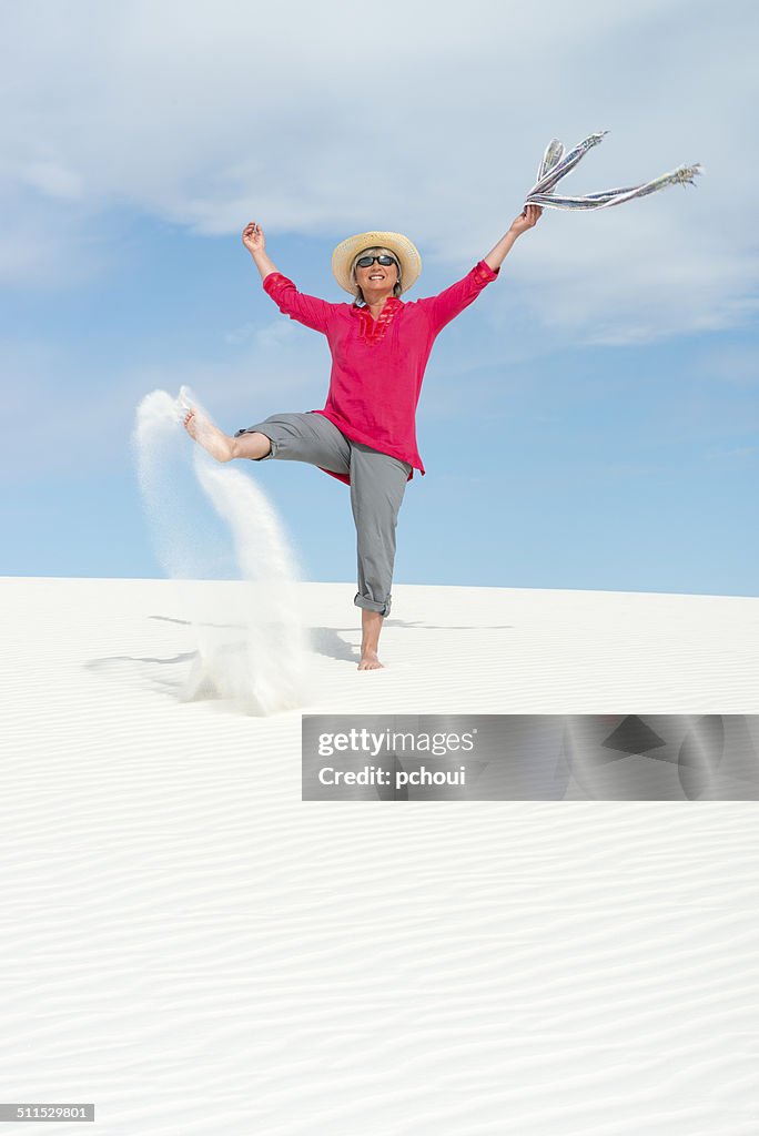 Frau spielt mit weißem sand