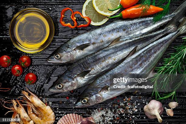 raw mackerel - makreel stockfoto's en -beelden