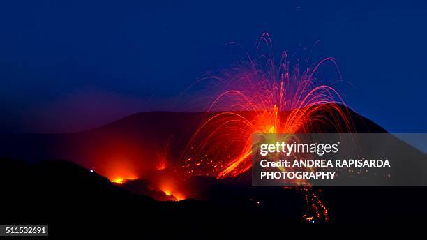 lava fountains on mt. etna - etna orange stockfoto's en -beelden