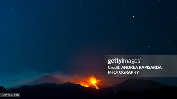 stars and lava fountains - etna orange stockfoto's en -beelden