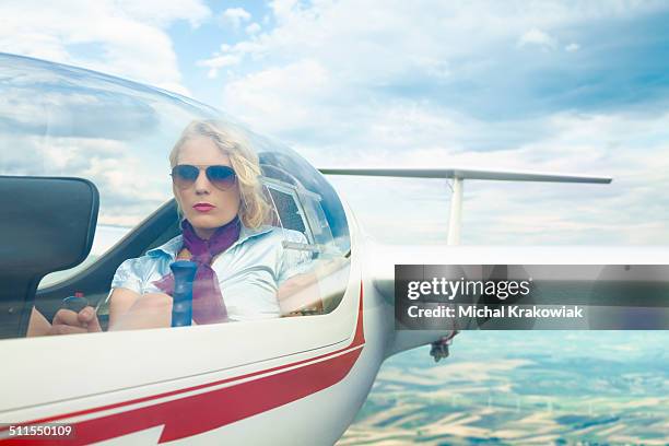 woman piloting a glider. - een vliegtuig besturen stockfoto's en -beelden