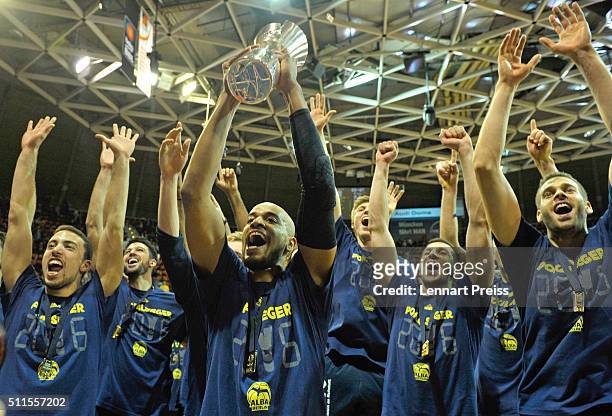 Alex King of ALBA Berlin and his teammates celebrate winning the Beko BBL TOP FOUR Final match between FC Bayern Muenchen and ALBA Berlin at...