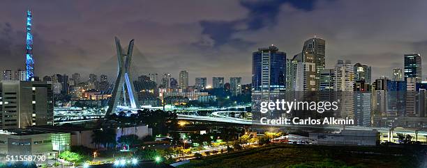 sao paulo skyline - cable-stayed bridge and brooklin novo modern corporate district - noite fotografías e imágenes de stock