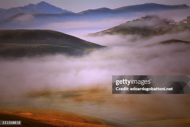 fog and clouds - edoardogobattoninet fotografías e imágenes de stock