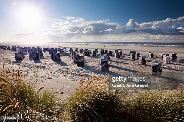 wicker beach chairs - norderney photos et images de collection
