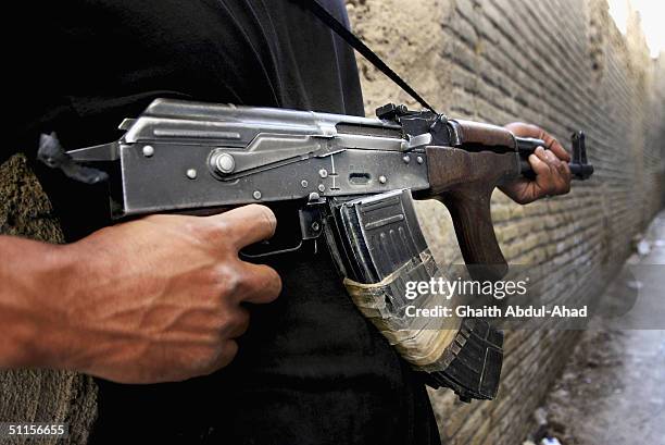 fighting continues in najaf - groupe paramilitaire photos et images de collection