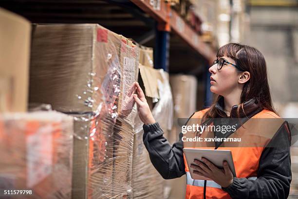 trabajadores en almacén revisando caja - pallet industrial equipment fotografías e imágenes de stock