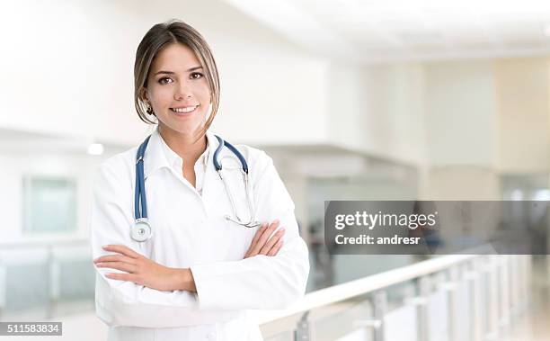 medico che lavora in ospedale - medical examination of young foto e immagini stock