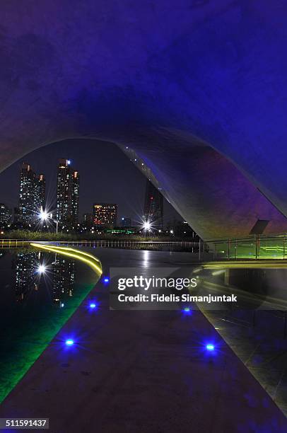 songdo cityscape reflection in water - songdo ibd stock-fotos und bilder