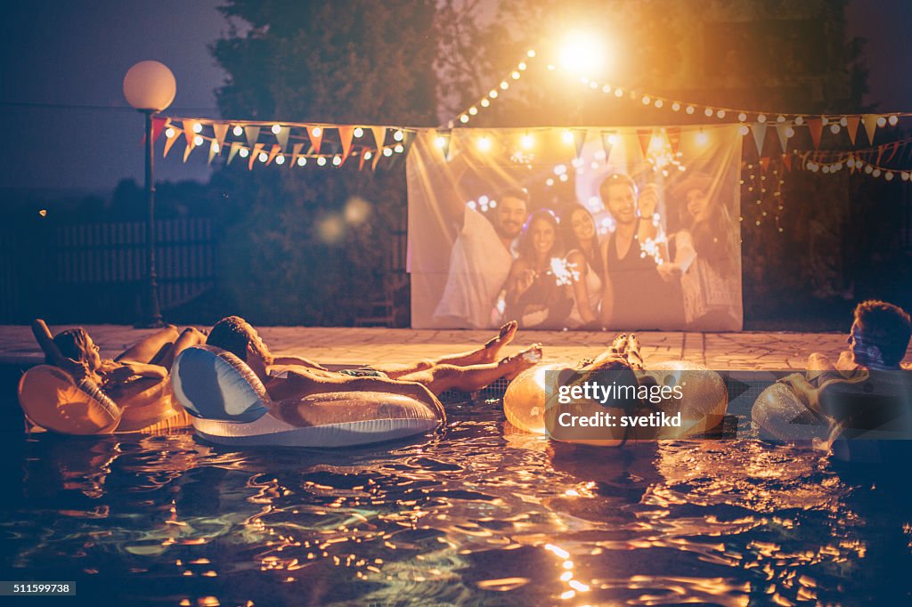 Cinéma de la piscine de nuit