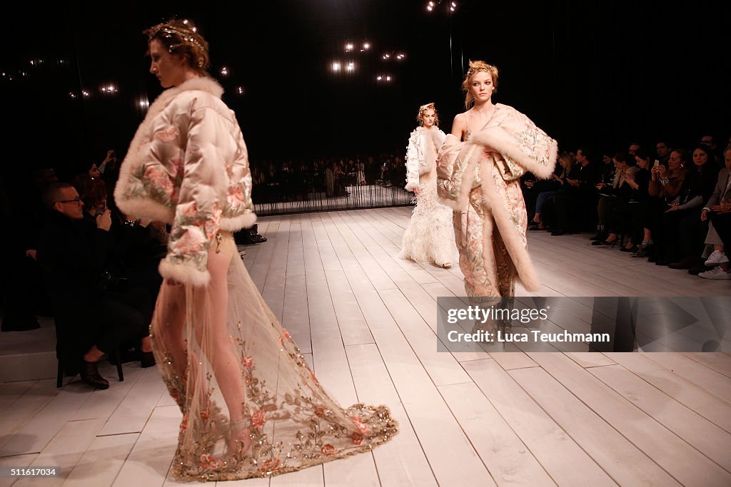 Alexander McQueen - Runway - LFW AW16