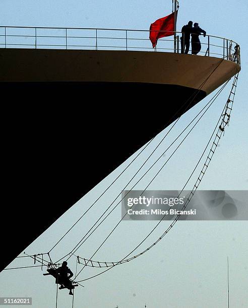 security is heightened as queen mary 2 arrives for olympics - rms クイーン メアリー 2 ストックフォトと画像