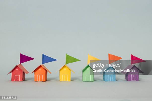 a row of paper beach huts - catherine macbride - fotografias e filmes do acervo