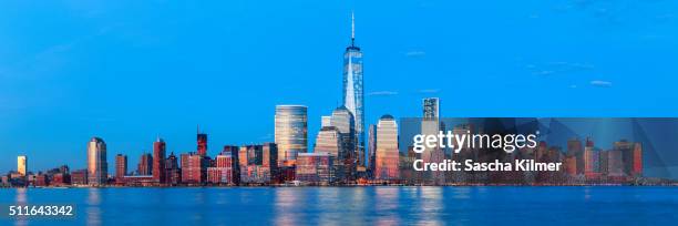 panoramic view of lower manhattan skyline at sunset - 世界貿易センタービル ストックフォトと画像