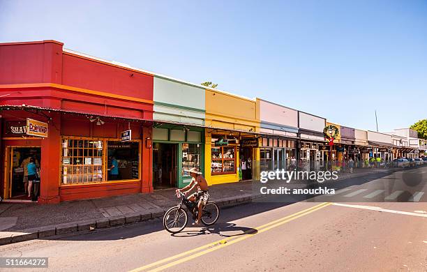 homem ciclismo em lahaina rua comercial, maui - maui imagens e fotografias de stock