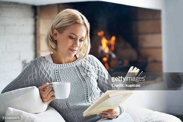 drink good coffee and read amazing books - reading stockfoto's en -beelden