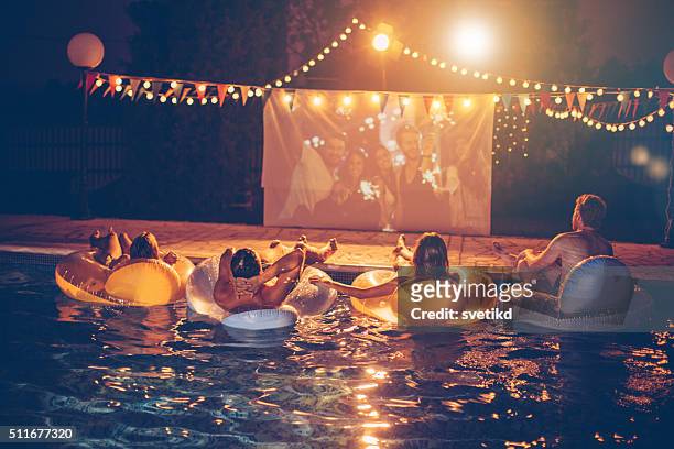 pool-party - projection film outdoor stock-fotos und bilder