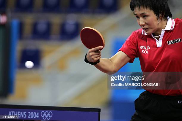 South Korea's Yoon Ji Hye grimaces while returning a shot to US Tawny Bahn , 14 August 2004 during the Olympic Games. Bahn won. AFP PHOTO/MARCO...