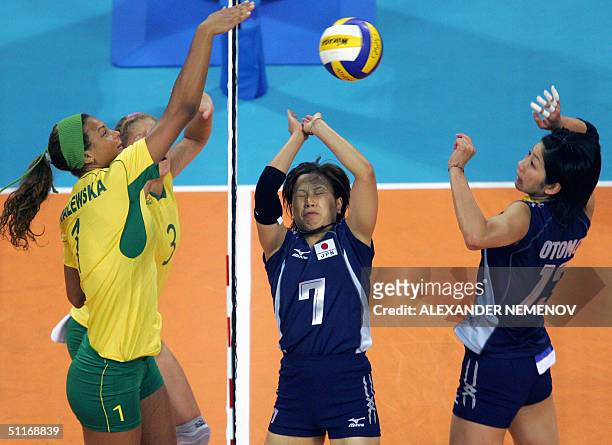 Brazilians Valeska Menezes and Fernanda Venturini block the shot of Japanese Yoshie Takeshita and Ai Otomi in Athens, 14 August 2004, during their...