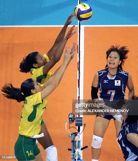 Brazilians Valeska Menezes and Fernanda Venturini block the shot by Japanese Yoshie Takeshita and Ai Otomi in Athens, 14 August 2004, during their...