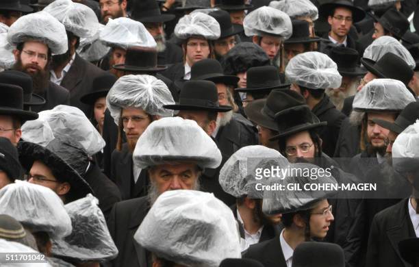 Materialisme notifikation Reorganisere Ultra-orthodox Jewish men, some using plastic bags to protect their... News  Photo - Getty Images