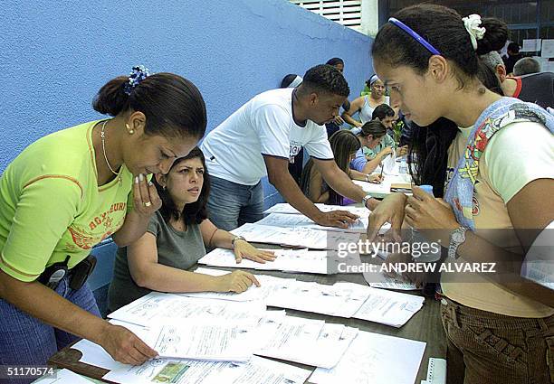 Una joven confirma su numero de cedula en un centro de votacion al este de Caracas, el 14 de agosto de 2004, previo al referendum del domingo para...