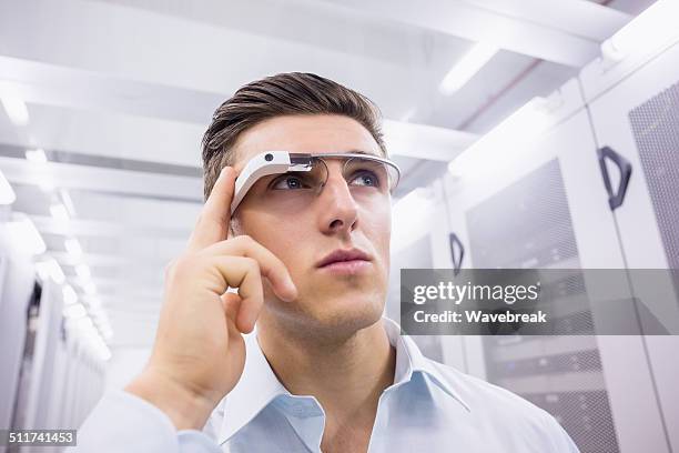 geschäftsmann, stehen in der server-raum - datenbrille stock-fotos und bilder