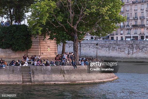 picknick in paris - schwätzchen mit dem nachbarn stock-fotos und bilder