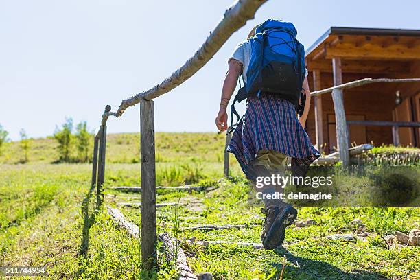 de caminhada do país caminhar no caminho para chegar à sua casa de campo - 60161 imagens e fotografias de stock