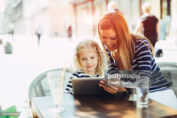 mutter und tochter im café zusammen. - caucasian mother and child stock-fotos und bilder