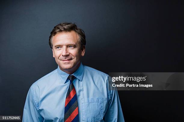 businessman looking away against blue background - shirt and tie 個照片及圖片檔