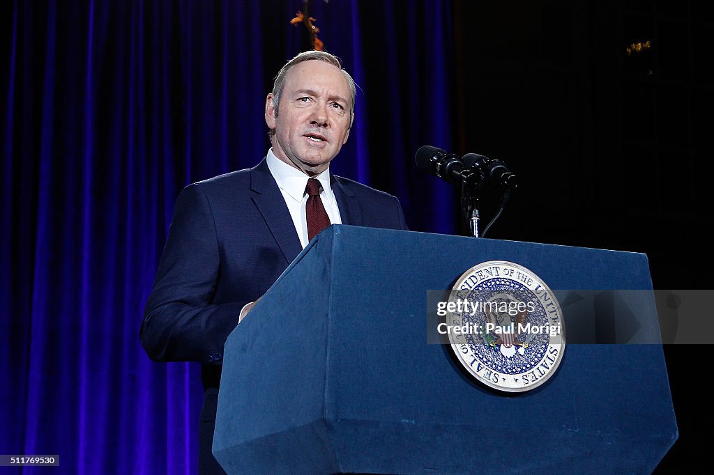 Kevin Spacey speaks on stage at the portrait unveiling and season 4(08)